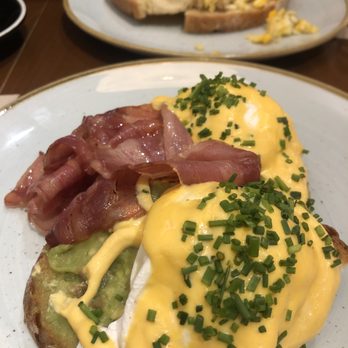 Zenith - Huevos Benedict - Breakfast & Brunch Near Me - Madrid, M Zenith - Huevos Benedict - Breakfast & Brunch Near Me - Madrid, M