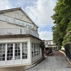 La Roseraie - Front driveway