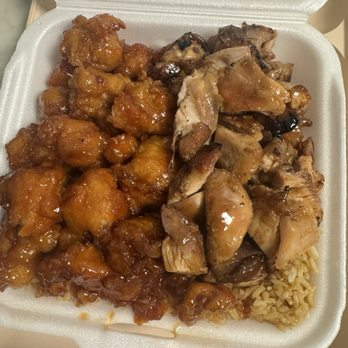 China Master - Deluxe combo platter with black pepper chicken and sesame chicken - Chinese Near Me - Irondale, Alabama