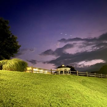 Yorktown Beach Hotel - Upper courtyard at night - Hotels Near Me - Yorktown, Virginia Yorktown Beach Hotel - Upper courtyard at night - Hotels Near Me - Yorktown, Virginia