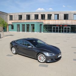 Tesla-Car-Rent - Tesla Model S P100DL