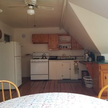 Moore's Inn - 3rd floor shared kitchen - Hotels Near Me - Saxtons River, Vermont