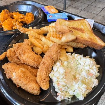 Zaxbys - 4 chicken tender plate - Chicken Wings Near Me - Pooler, Georgia