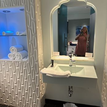 Dream South Beach, by Hyatt - Bathroom - Hotels Near Me - Miami Beach, Florida Dream South Beach, by Hyatt - Bathroom - Hotels Near Me - Miami Beach, Florida