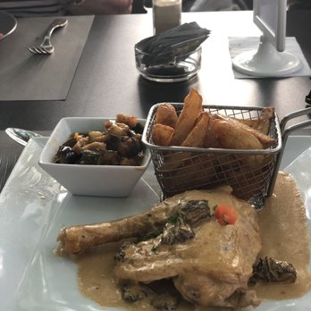 Le Rive Gauche - Chicken with mushroom cream sauce - Restaurants Near Me - Beauregard, 01