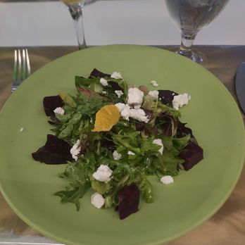 Blanc - Mixed greens salad (with beets and cheese) - French Near Me - Fort Myers, Florida