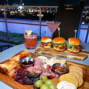 Kennedy Rooftop - Cocktail Bars Near Me - Chicago, Illinois