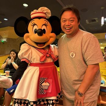 Goofy's Kitchen - Minnie - American Near Me - Anaheim, California