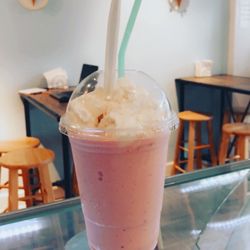 Happy Bees - Strawberry milkshake