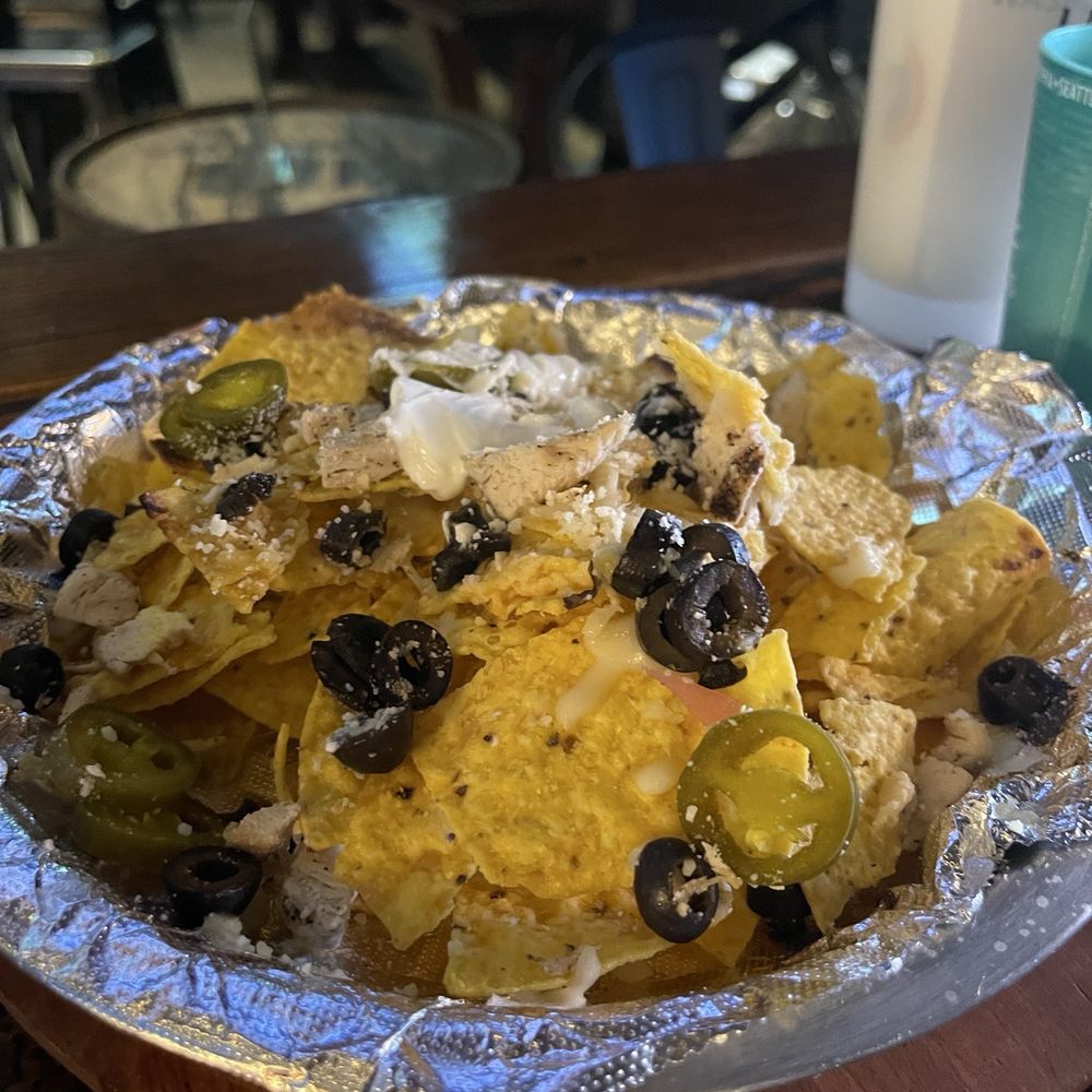 Nachos - disappointed with no cheesy sauce & sparse cheese Nachos - disappointed with no cheesy sauce & sparse cheese