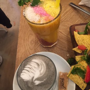 Brunch & Cake - Charcoal latte - Breakfast & Brunch Near Me - Barcelona, B Brunch & Cake - Charcoal latte - Breakfast & Brunch Near Me - Barcelona, B