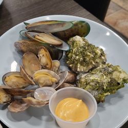 Hug Grill Buffet - The clams and mussels were nice! No sand!