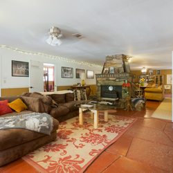 Crown King Cabins, Suites and Bunkhouse - Bunkhouse entertainment area