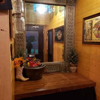 Spanx The Hog BBQ & Saloon - Great country decor...even in the bathroom! - Barbeque Near Me - Pompano Beach, Florida