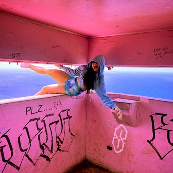 Maili Pillboxes - Inside the pillbox - Hiking Near Me - Waianae, Hawaii