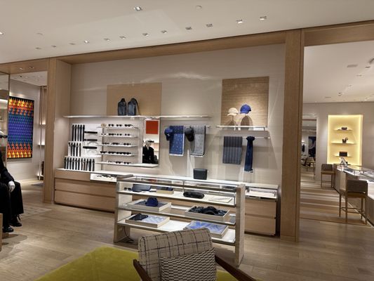 LOUIS VUITTON SAN ANTONIO LA CANTERA MEN'S - Updated June 2025 - 15900 La  Cantera Pkwy, San Antonio, Texas - Leather Goods - Phone Number - Yelp