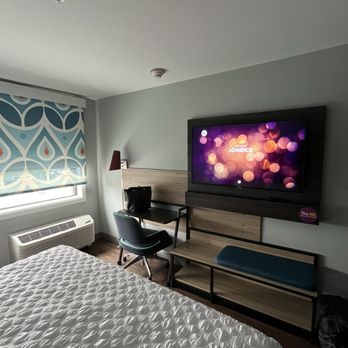Tru by Hilton Saint Joseph - View of TV from bed - Hotels Near Me - Stevensville, Michigan Tru by Hilton Saint Joseph - View of TV from bed - Hotels Near Me - Stevensville, Michigan