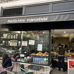 Leitaria e Pastelaria Pomarense - Patio dining: from the street.