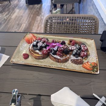 Fairview Farmers - Cinnamon roll French toast - Breakfast & Brunch Near Me - Fairview, Texas
