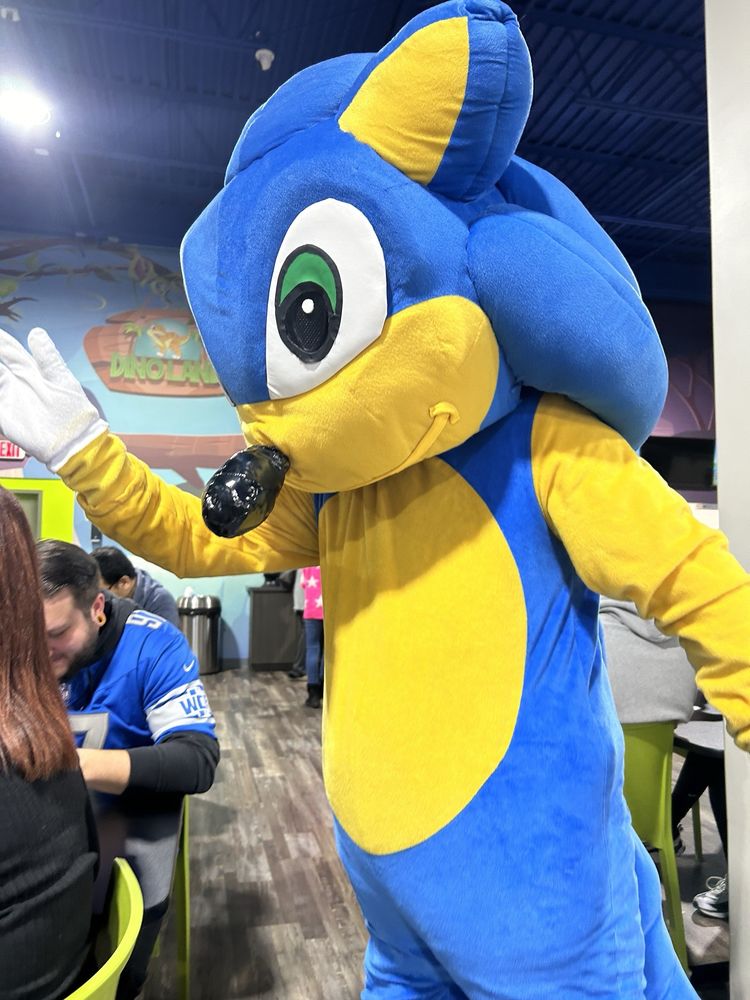 DINOLAND Updated November 2024 32109 John R Rd, Madison Heights