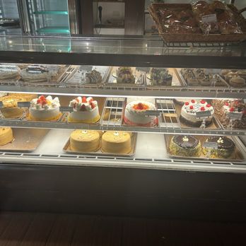 Liliha Bakery - Bakery Display Case - Bakeries Near Me - Honolulu, Hawaii