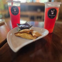 Shaka Ramen - Fried wonton with crabmeat cream cheese with a sweet and sour sauce and two strawberry fruit teas, one with green tea, the other, mango boba