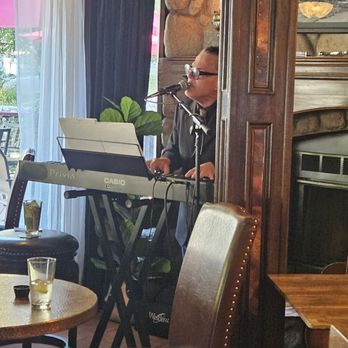 Diane's Saddleback Grill - Dale, the onsite singer Monday's, Tuesday's, and Wednesday's - Bars Near Me - Lake Arrowhead, California