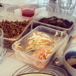 Ensalada, tallarines y ternera en salsa de ostras.