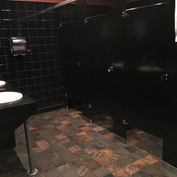 Hamlin Pub - Clean bathrooms - American Near Me - Shelby Charter Township, Michigan