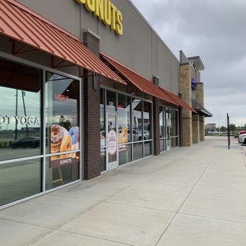 Baker’s Dozen Donuts - Donut shop faces out on Mayfield Road. - Donuts Near Me - Grand Prairie, Texas Baker’s Dozen Donuts - Donut shop faces out on Mayfield Road. - Donuts Near Me - Grand Prairie, Texas