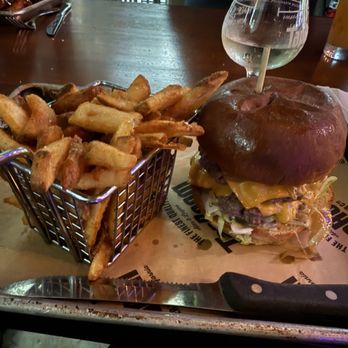 TapRoom Beer Co - DBL Smash Burger - Breweries Near Me - San Diego, California TapRoom Beer Co - DBL Smash Burger - Breweries Near Me - San Diego, California