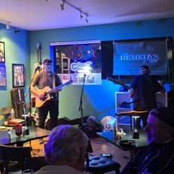 Black Mountain Cafe & Lounge - Live music and bar