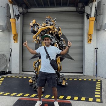 Universal Studios Florida - Meeting Bumblebee - Amusement Parks Near Me - Orlando, Florida Universal Studios Florida - Meeting Bumblebee - Amusement Parks Near Me - Orlando, Florida