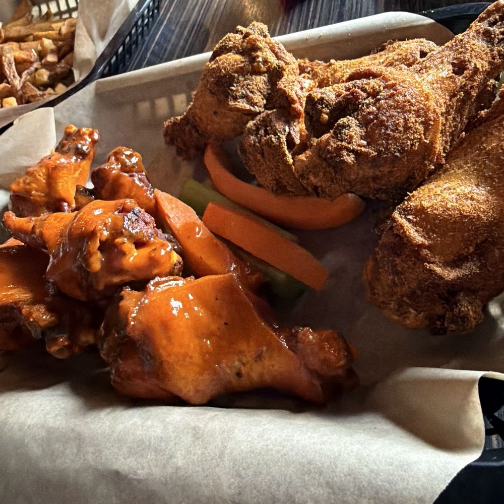 Everett's - House Brined - Wings Medium Hot / Cajun - American Near Me - Omaha, Nebraska