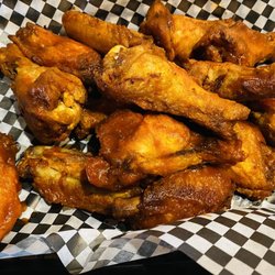 Robbers Roost Sports Grill - Crispy hot wings recommended by Rex. Delicious.