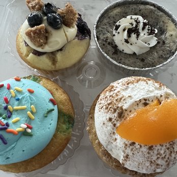 Molly's Cupcakes - Peach Cobbler, Cookies & Cream Cheesecake, Blueberry Cheesecake, and Cake Batter - Cupcakes Near Me - Liberty Township, Ohio