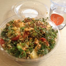 Lett - Spennende selvkomponert salat med blant annet chili- cottage cheese, søtpotet og mango!