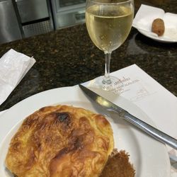 As Frigideiras do Cantinho - Frigideiras, meat croquette, green wine
