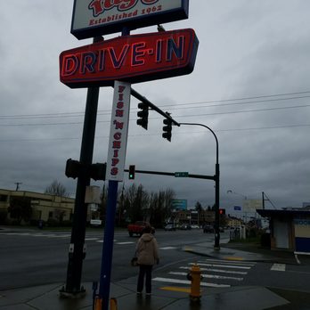 Ray's Drive In Restaurant - Sign seen from the street - Diners Near Me - Everett, Washington