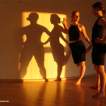 Saba Pedük - Anja und Brigitte in der Abendsonne bevor die Musicaldance-Class startet - Dance Schools Near Me - Hamburg, HH