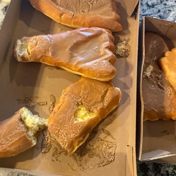 Hot Lava Bakery - Ordered 19 doughnuts.    They were double and triple stacked in two boxes.  Two!    19 doughnuts and two boxes! - Coffee & Tea Near Me - Sunriver, Oregon