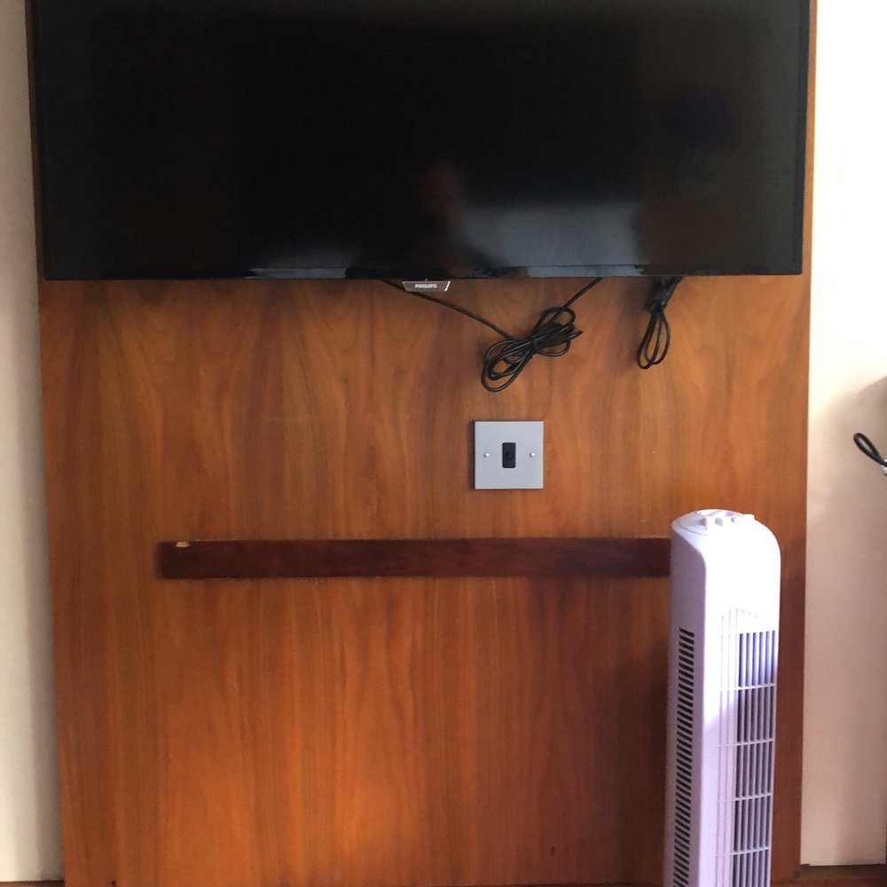 Stanneylands Hotel - Strange unit under the TV. Furniture was very tired. - Hotels Near Me - Wilmslow, XGM