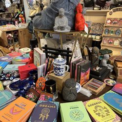 La Roche - Buddhas, meditation books, incense holders