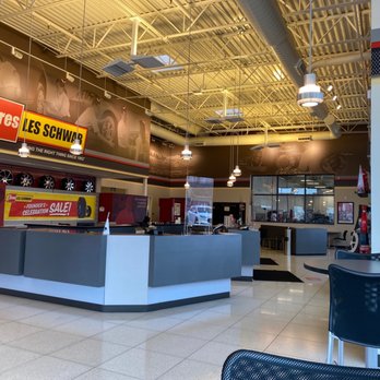 Les Schwab Tire Center - Front desk/waiting area - Tires Near Me - Murray, Utah Les Schwab Tire Center - Front desk/waiting area - Tires Near Me - Murray, Utah