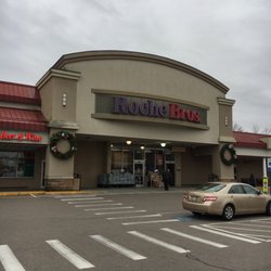 Roche Bros. - Bridgewater - Front facade.