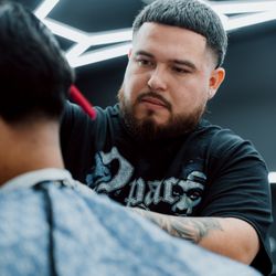 Fernando's Barbershop - Chris
"Panda"
IG: Pandathebarber0
Also available on Booksy