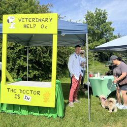 Pioneer Park - Vet giving free advice