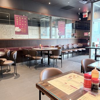 Big Trio Wonton Noodle - Inside picture looking towards entrance - Chinese Near Me - Markham, Ontario