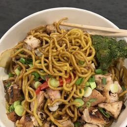 Chicken yakitori. It has ginger, broccoli, cabbage, and green onion Chicken yakitori. It has ginger, broccoli, cabbage, and green onion