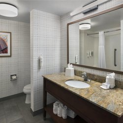 Hampton Inn & Suites New Hartford - Guest room bath